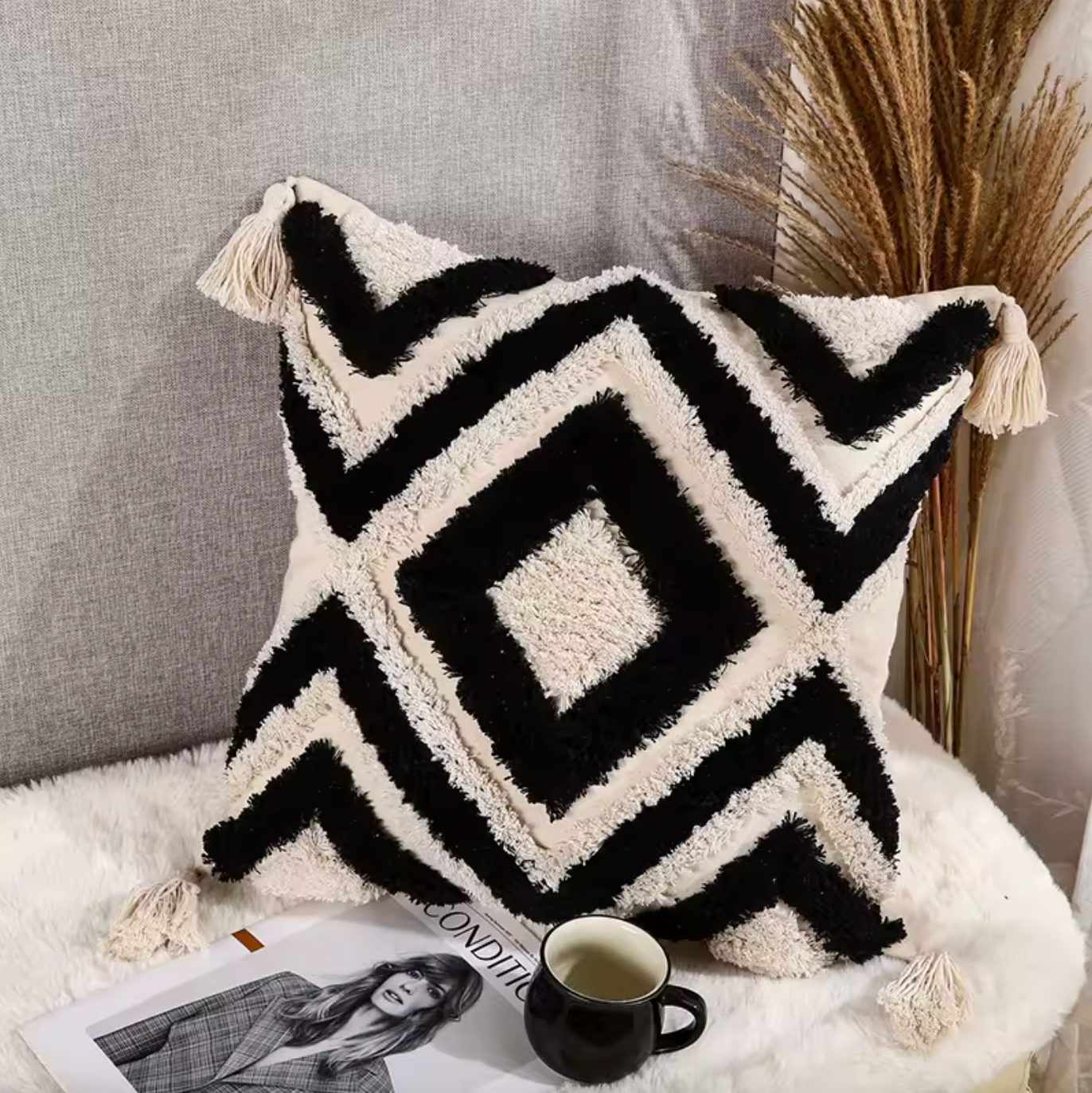 Boho Kissenbezug 45x45 cm – Rautenmuster mit Quasten in Schwarz Beige