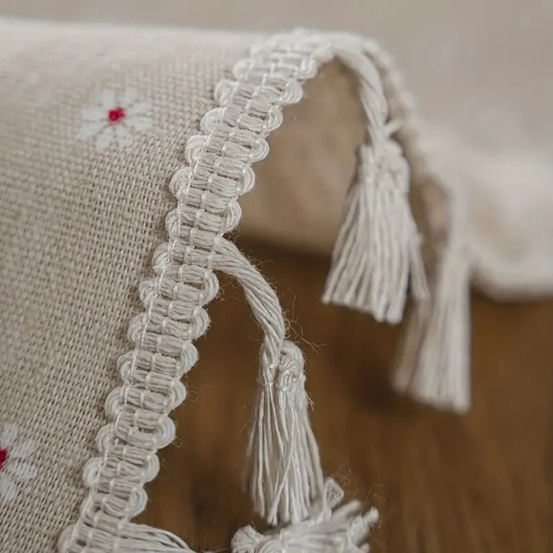 Tischdecke – Beige mit Blumenstickerei und Fransen