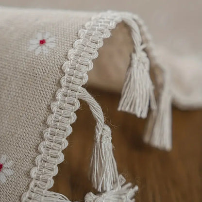 Tischdecke – Beige mit Blumenstickerei und Fransen