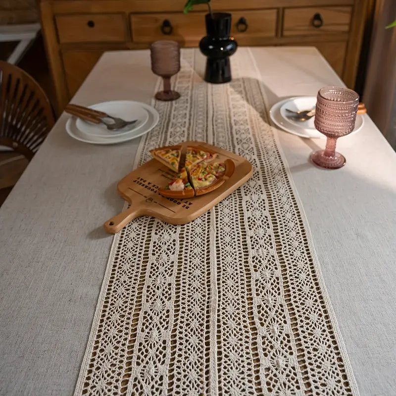 Tischdecke mit Häkelborte und Quasten in Beige