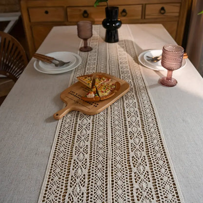 Tischdecke mit Häkelborte und Quasten in Beige