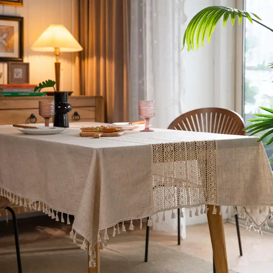 Tischdecke mit Häkelborte und Quasten in Beige
