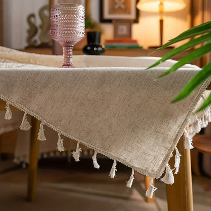 Tischdecke mit Häkelborte und Quasten in Beige