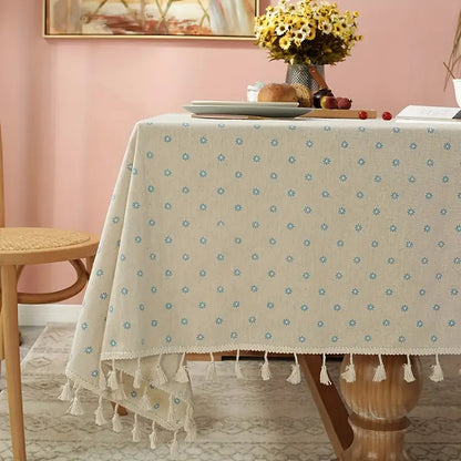 Tischdecke – Beige mit blauer Blumenstickerei und Fransen
