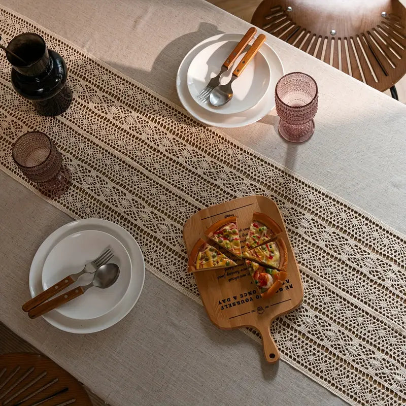 Tischdecke mit Häkelborte und Quasten in Beige