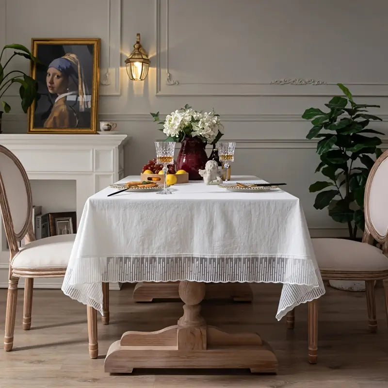 Tischdecke mit Spitzenrand – Weiß