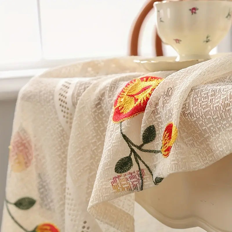Tischdecke – Creme mit roten Blumen und Häkelspitze