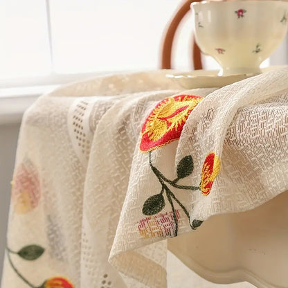 Tischdecke – Creme mit roten Blumen und Häkelspitze