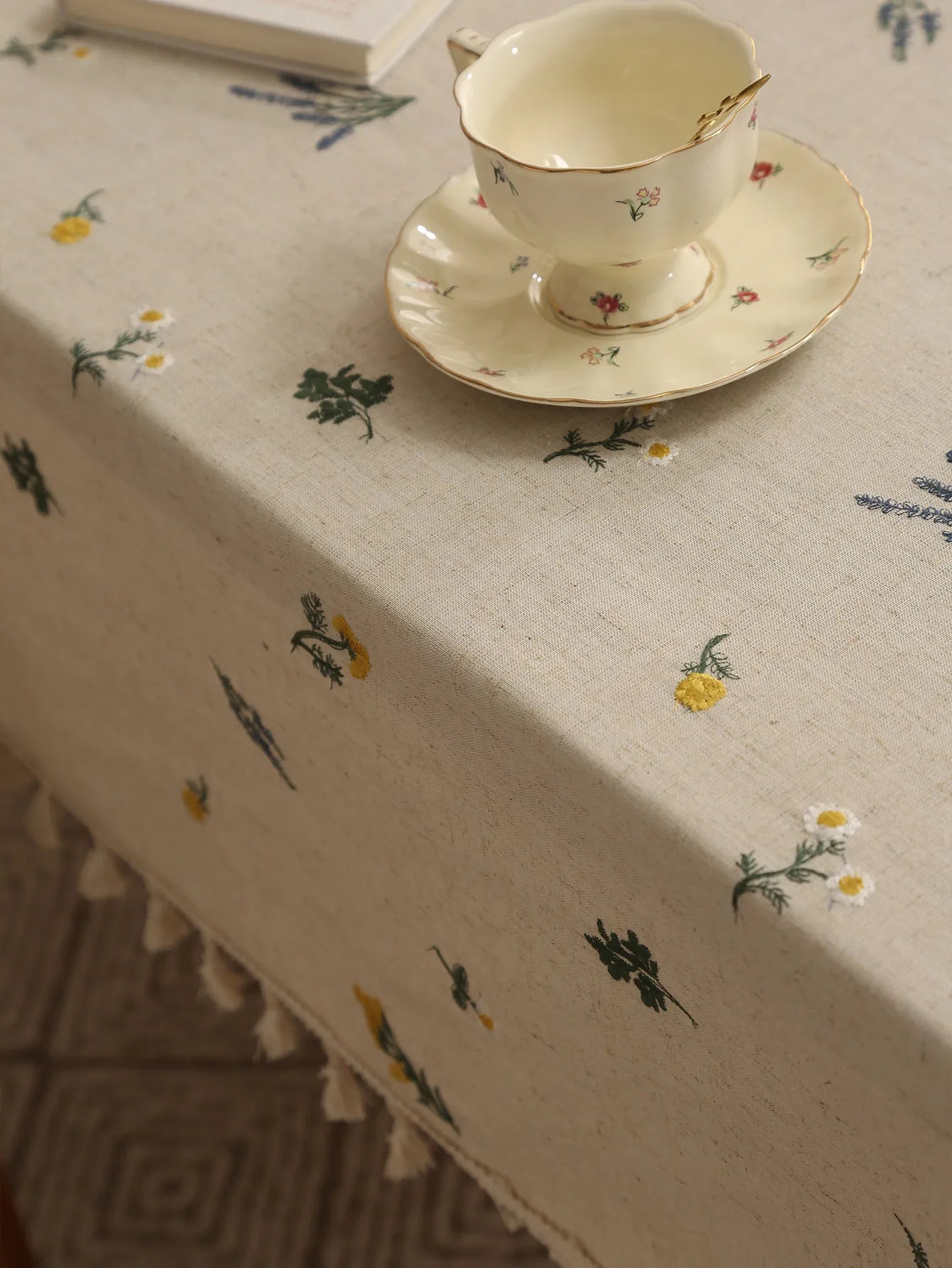 Tischdecke – Beige mit Blumenmuster und Quasten