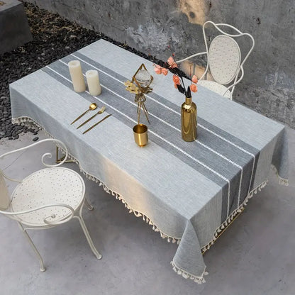 Tischdecke – Grau mit Zierstreifen und Fransen