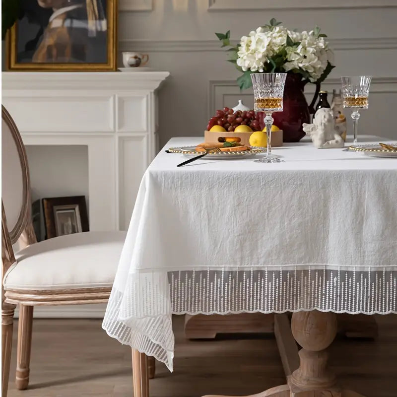 Tischdecke mit Spitzenrand – Weiß