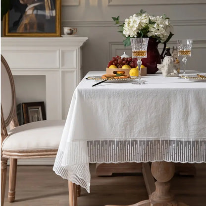 Tischdecke mit Spitzenrand – Weiß