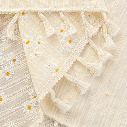 Tischdecke mit Gänseblümchen und Quasten – Creme Baumwolle