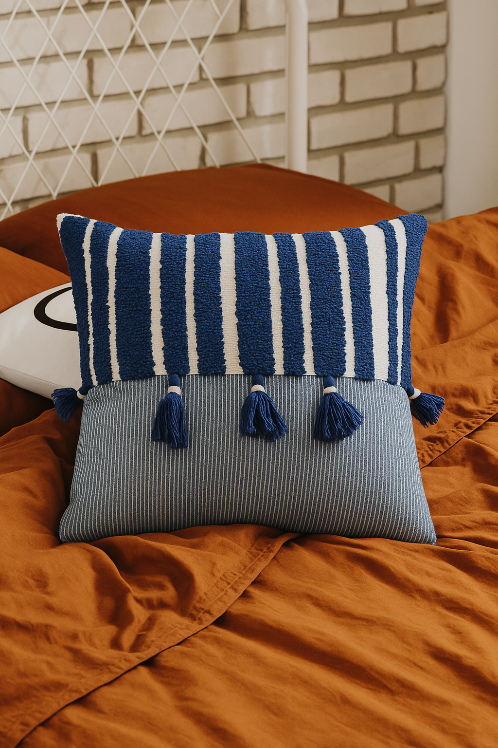 Kissenbezug 45x45 cm – Blau mit Streifen und Quasten
