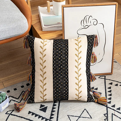Kissenbezug 45x45 cm – Bestickt mit Quasten in Schwarz und Creme