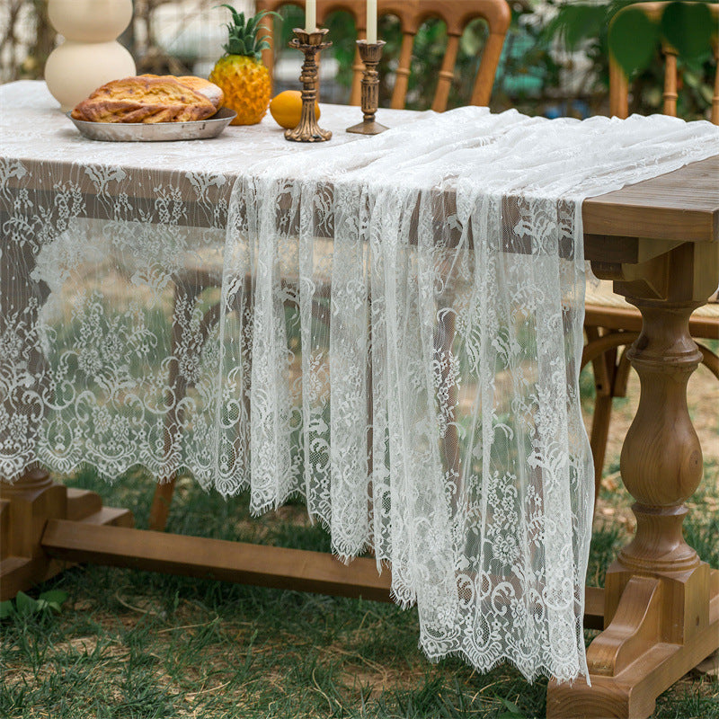 Tischdecke aus Spitze – Transparente Spitzenoptik in Weiß