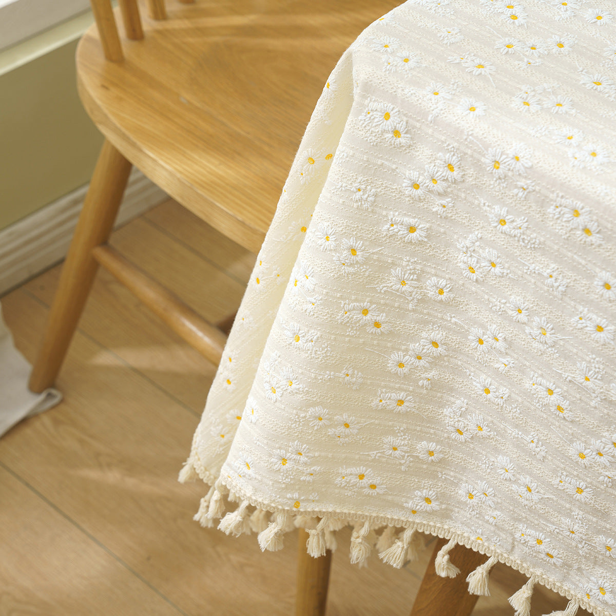 Tischdecke mit Gänseblümchen und Quasten – Creme Baumwolle
