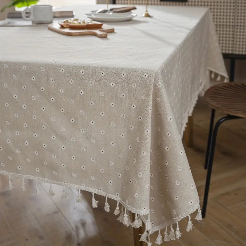 Tischdecke – Beige mit Blumenstickerei und Fransen