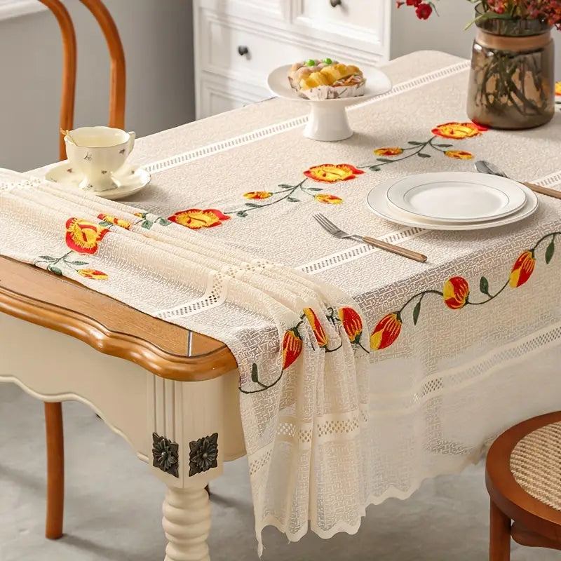 Tischdecke – Creme mit roten Blumen und Häkelspitze